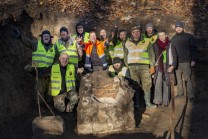 Gruppenfoto am Grabsteinsockel (Bild: Fundacja Latebra)