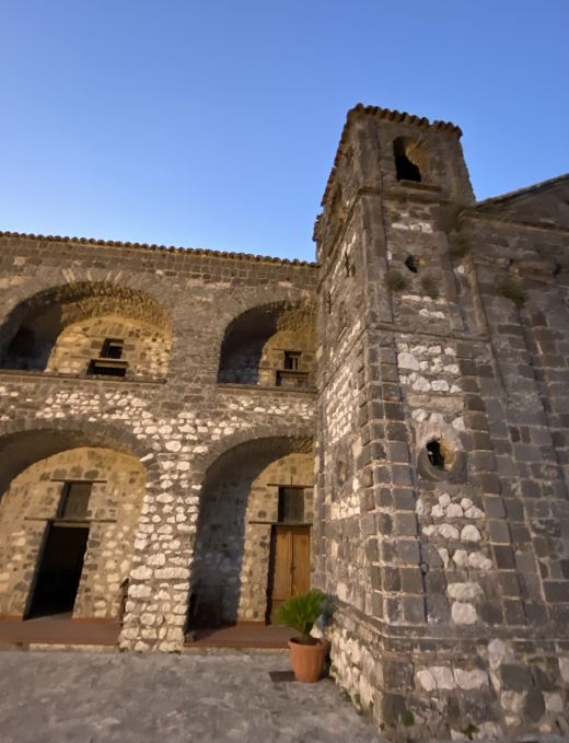  Die Gründung der Wallfahrtskirche Santa Maria della Misericordia in Castel Morrone, Caserta, Süditalien, geht auf das 17. Jahrhundert zurück.