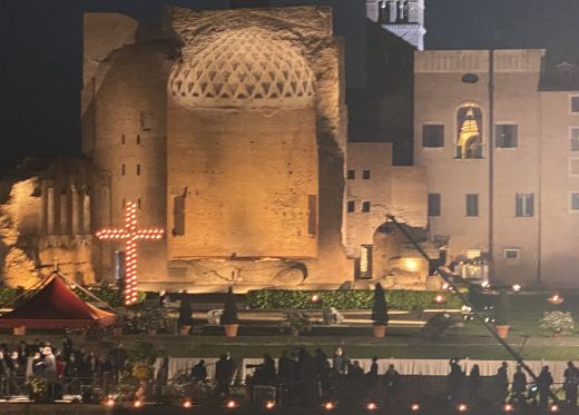 Von diesem Punkt außerhalb des Kolosseums am Abend des Karfreitags präsidierte Papst Franziskus die Via Crucis in Rom.