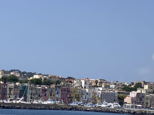 Procida liegt zwischen Kap Miseno und der Insel Ischia